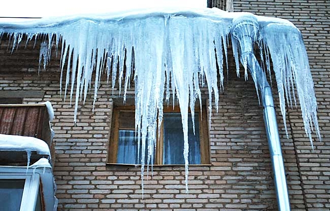 Осторожно, сосульки: в Киеве 2 человека пострадали от падения ледяных сталактитов