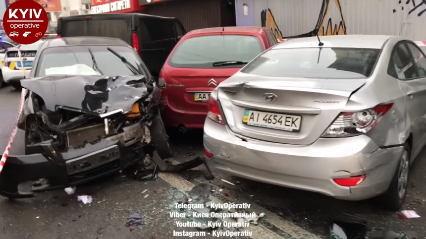 В Киеве Chevrolet протаранил пять припаркованных авто. Видео