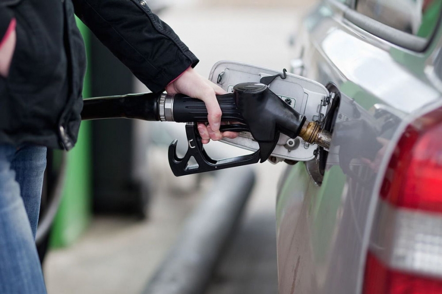 ГФС и АМКУ поручили разобраться с ценами на бензин