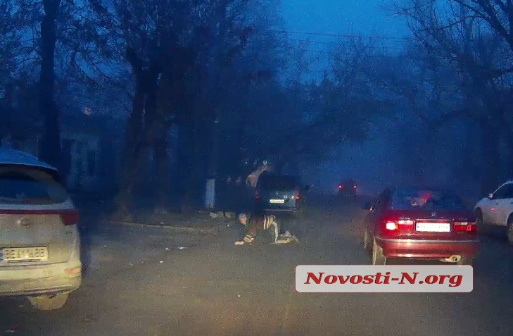 В центре Николаева нетрезвый мужчина переползал улицу на четвереньках. ВИДЕО