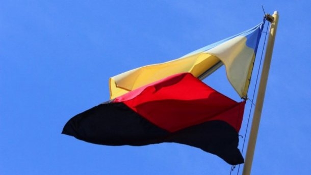 В Киеве предлагают 13 раз в году поднимать над городом красно-черный флаг