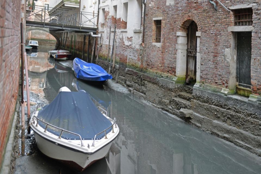 В Венеции пересохли легендарные каналы, гондолы застряли в лужах. ФОТО