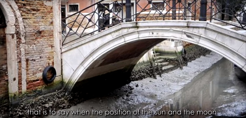 В пересохших каналах Венеции гондолы сели на мель.ВИДЕО