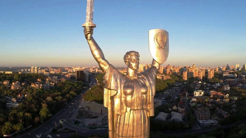 Со щита статуи "Родина-мать" хотят снять советский герб