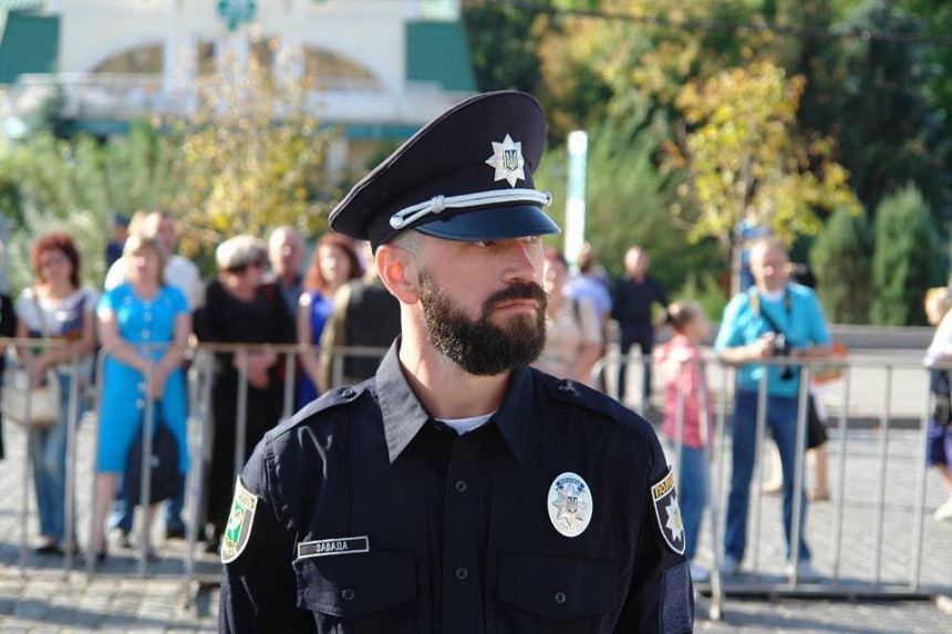 Украинским полицейским разрешили отращивать бороду и усы