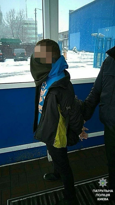 В Киеве мужчина получил нож в сердце, стоя в очереди на маршрутку
