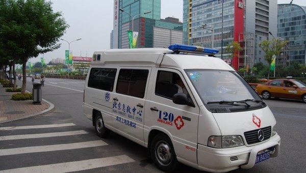 Мужчина напал с ножом на людей в центре Пекина: есть жертвы и раненые