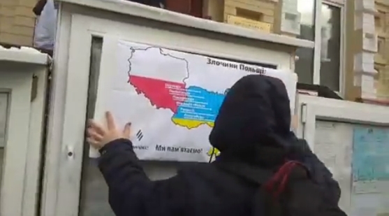 Радикалы в масках вывесили на консульстве Польши список "преступлений против Украины"