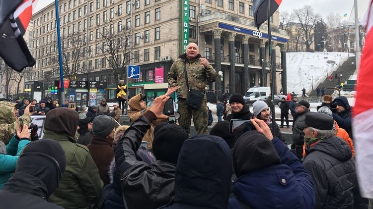 В сети появилось видео жесткого погрома здания "Сбербанка" в Киеве радикалами