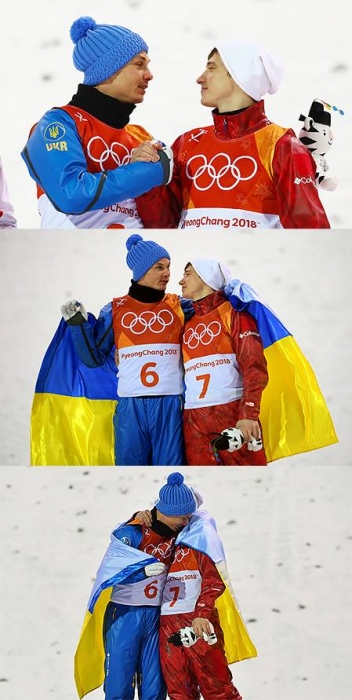 Украинский чемпион обнял российского спортсмена и обернул его украинским флагом