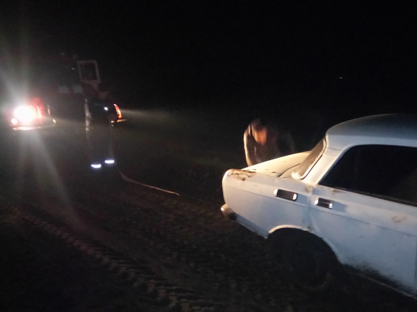 На Николаевщине спасатели вытащили «Москвич», застрявший на грунтовой дороге