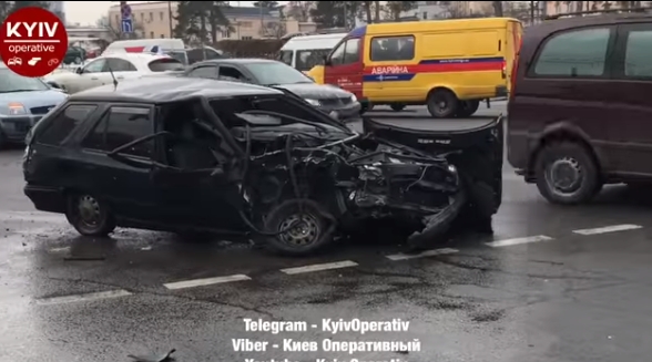 В Киеве от удара автомобилей водитель "Шкоды" вылетел из машины и погиб. ВИДЕО