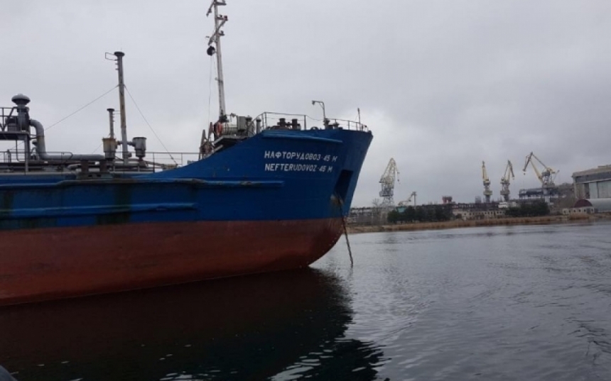 В Херсоне арестовали судно, возившее сырье для «Крымского Титана»