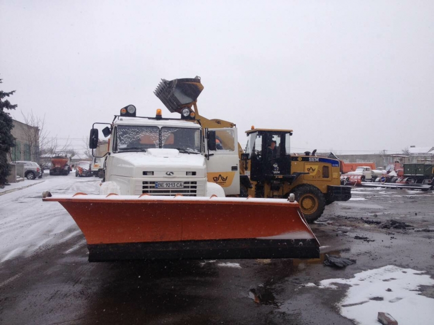 В Николаеве КП «ЭЛУ автодорог» за ночь потратило 100 тонн соли на посыпку дорог 