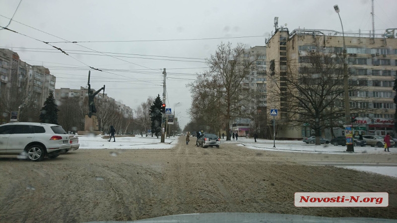 Непогода в Николаеве: дороги покрыты снежной кашей
