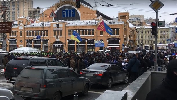 В Киеве ветераны перекрыли Крещатик с требованием поднять пенсии. ВИДЕО