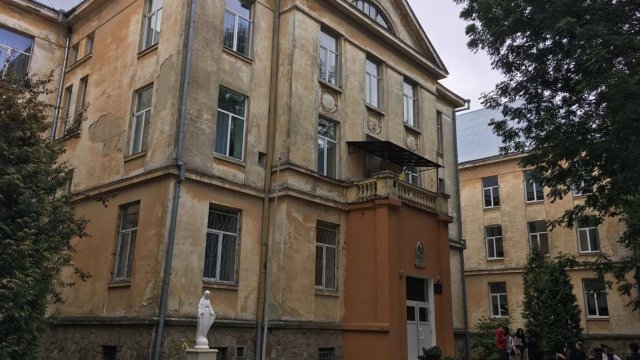 Во Львове учительница заплатит 300 тыс грн за смерть школьника, выпавшего из окна