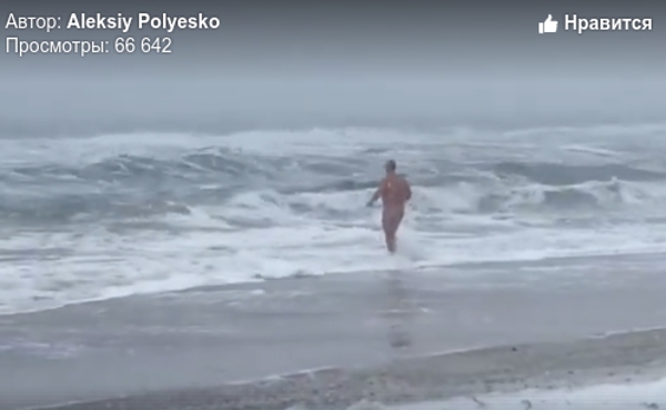 В Одессе голый мужчина искупался в ледяном штормящем море. ВИДЕО