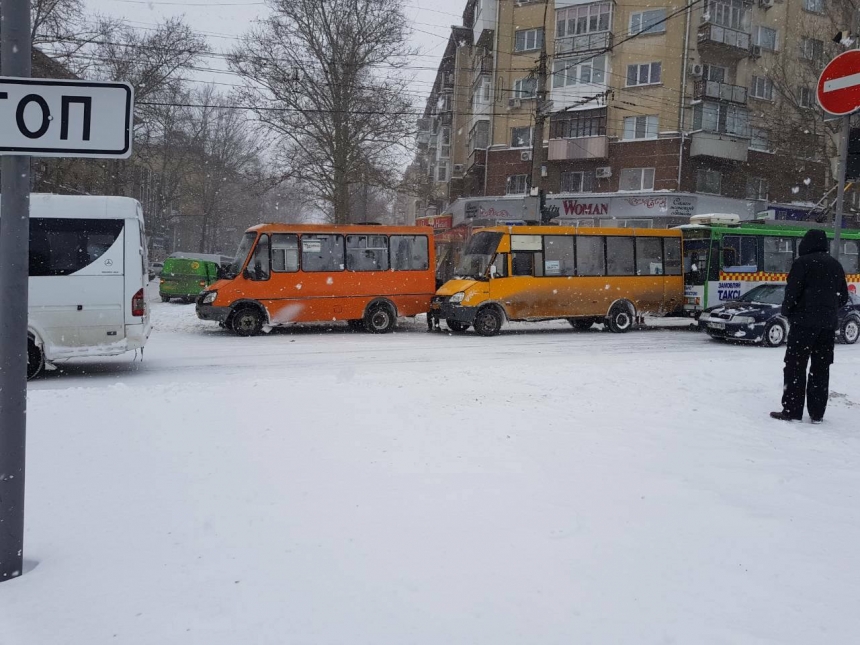 В Николаеве из-за гололеда на дорогах много мелких ДТП