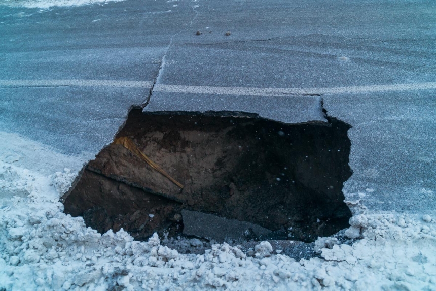 На дороге в Днепре провалился асфальт и образовалась трехметровая дыра. ВИДЕО