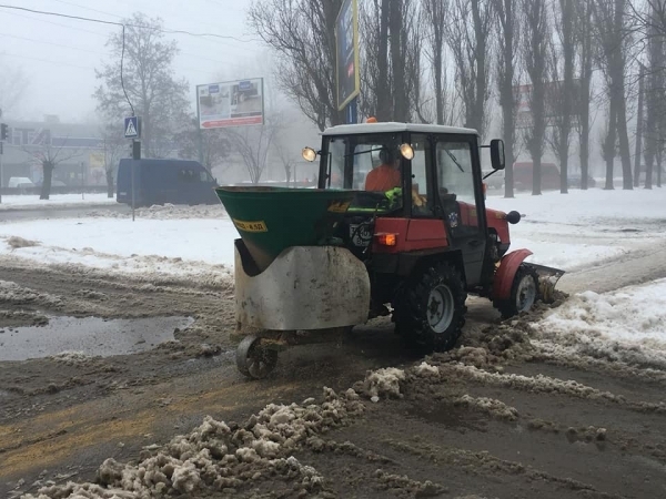 В Николаеве продолжают бороться со стихией: за ночь использовали 97 тонн соли