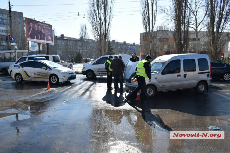 В Николаеве столкнулись «Лексус» и «Рено»