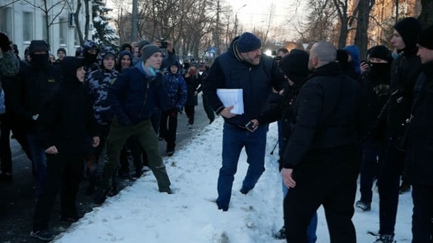 Крысина, подозреваемого в пытках на Майдане, заплевали националисты. ВИДЕО