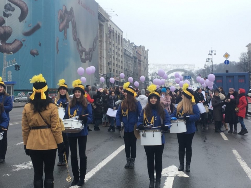 В центре Киева женщины проводят марш против насилия