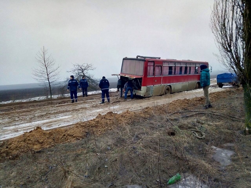Дороги на Николаевщине: в грязи увяз рейсовый автобус. ВИДЕО