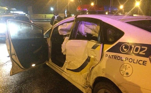 В Киеве пьяный водитель на HYUNDAI влетел в патрульную машину: полицейские в реанимации