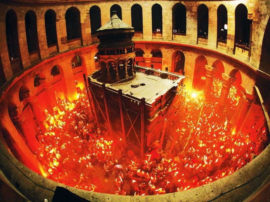 В Иерусалиме священники переругались из-за Благодатного огня