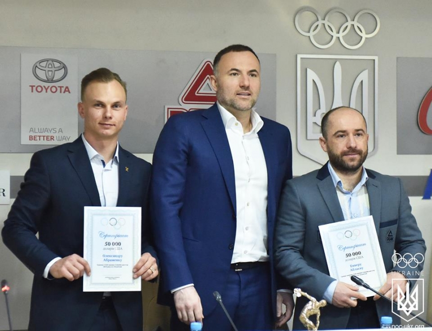 Украинский бизнесмен вручил олимпийскому чемпиону Абраменко и его тренеру по $50 тыс