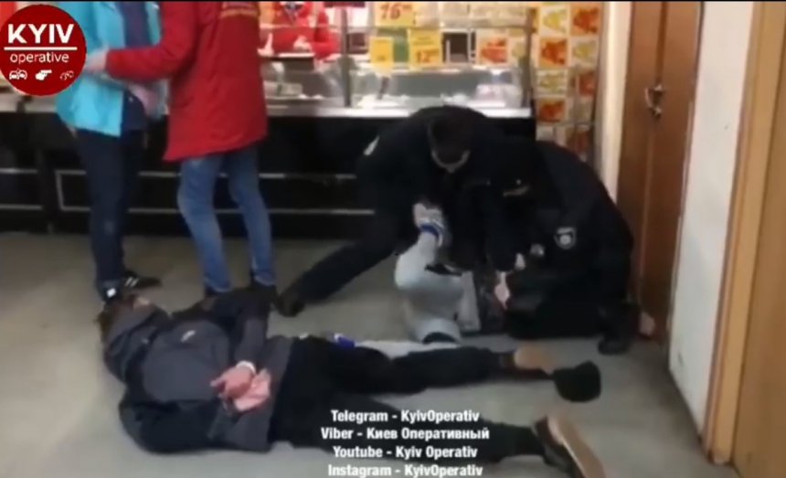 В Киеве четыре наряда полиции прибыли задерживать хулиганов в "Ашане". Видео 18+