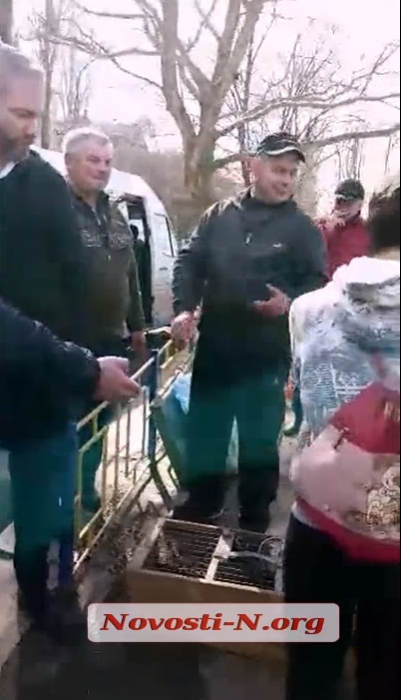 В Николаеве на птичьем рынке мужчина продавал енотовидную собаку и обещал «привезти еще на шубу»