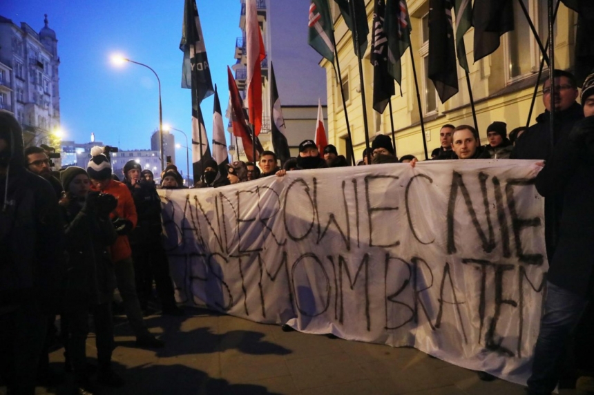 В Варшаве польские националисты сожгли Бандеру на митинге у посольства Украины