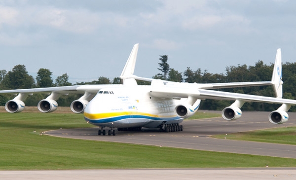 Самый большой в мире самолет "Мрія" после модернизации совершил пробный полет. ВИДЕО