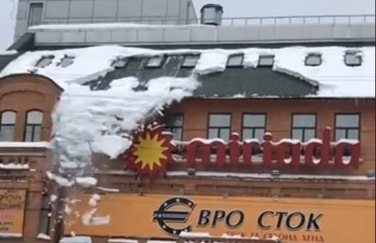 В Днепре на людей рухнула снежная лавина с крыши торгового центра. ВИДЕО