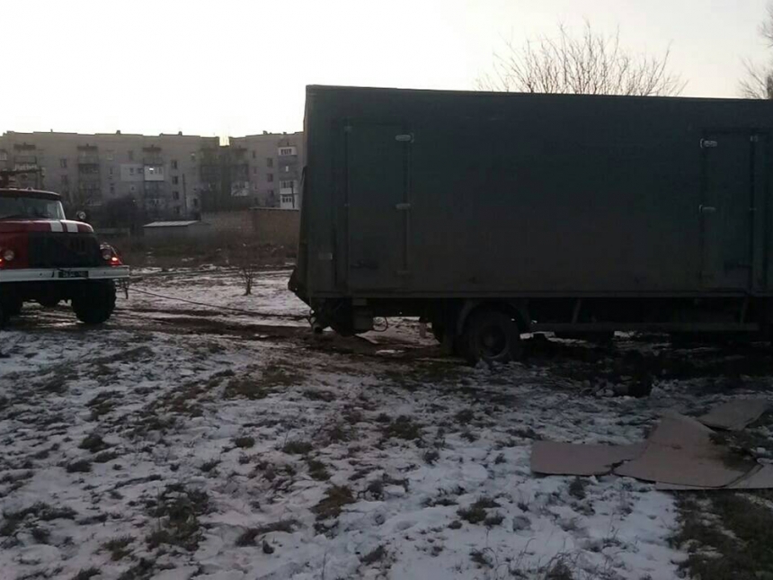 Дороги на Николаевщине: спасатели вытаскивают застрявшие в болоте машины