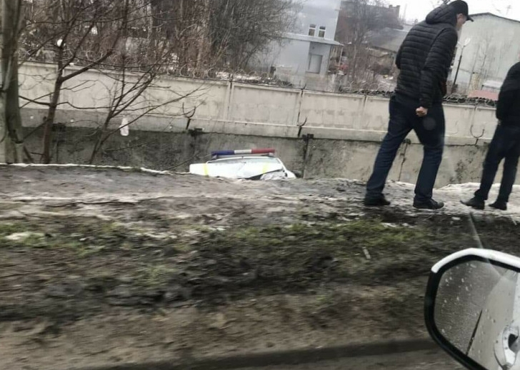С моста в Одессе упал полицейский автомобиль Renault