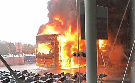 В аэропорту Лондона загорелся автобус – отменили более 100 рейсов