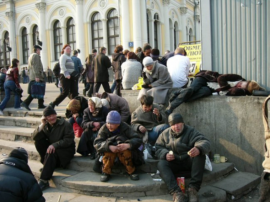 В Николаеве бездомные дерутся за право рыться в мусорных баках