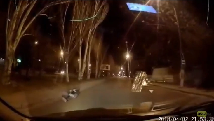 В Николаеве пьяный мужчина вывалился на проспект и едва не угодил под колеса. ВИДЕО