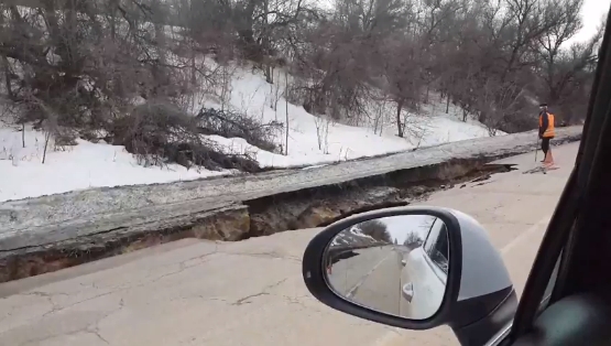 После наводнения на трассе Киев–Сумы появилась километровая пропасть. ВИДЕО