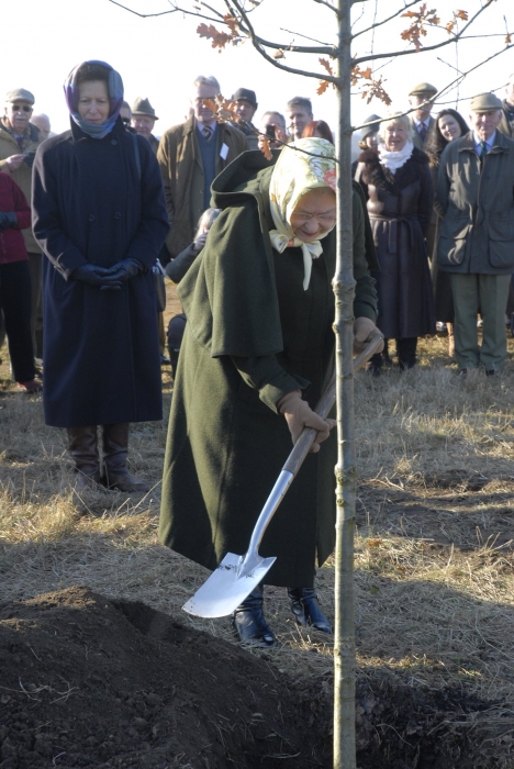 Королева Елизавета II взялась за лопату, чтобы сохранить природу