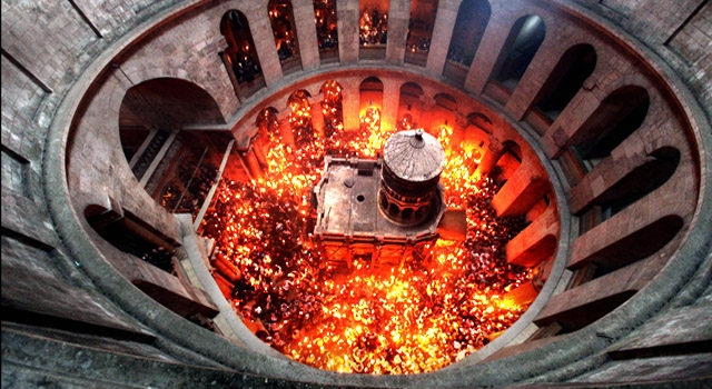 В Иерусалиме тысячи паломников ждут схождение Благодатного огня. ТРАНСЛЯЦИЯ
