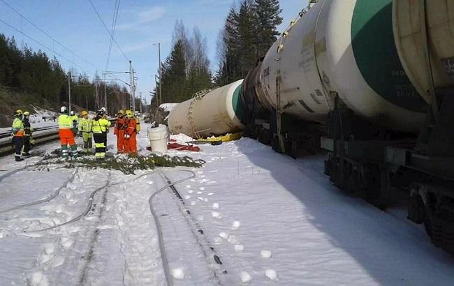 В Финляндии цистерна сошла с рельсов: вылилось 50 тысяч литров химикатов