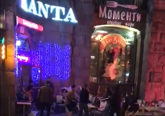 В столице пьяные парни разгромили террасу на Крещатике