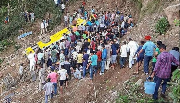 В Индии школьный автобус упал в пропасть: погибли дети