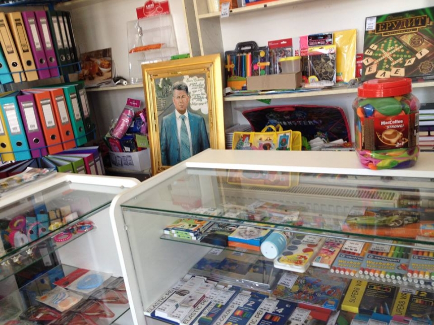 В николаевском магазине канцтоваров продают портрет депутата Солтыса. ФОТО