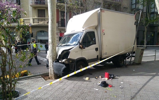 В Барселоне грузовой автомобиль въехал в толпу людей